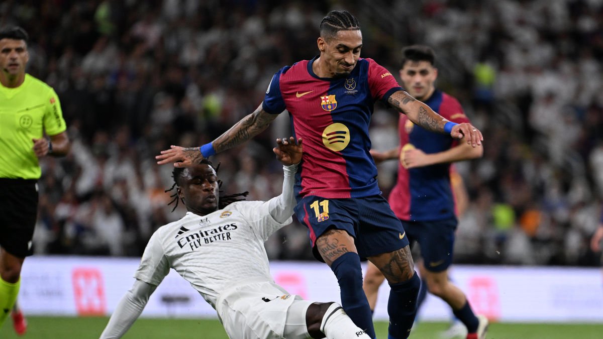 Els jugadors del Barça celebren la conquesta de la Supercopa. - EFE