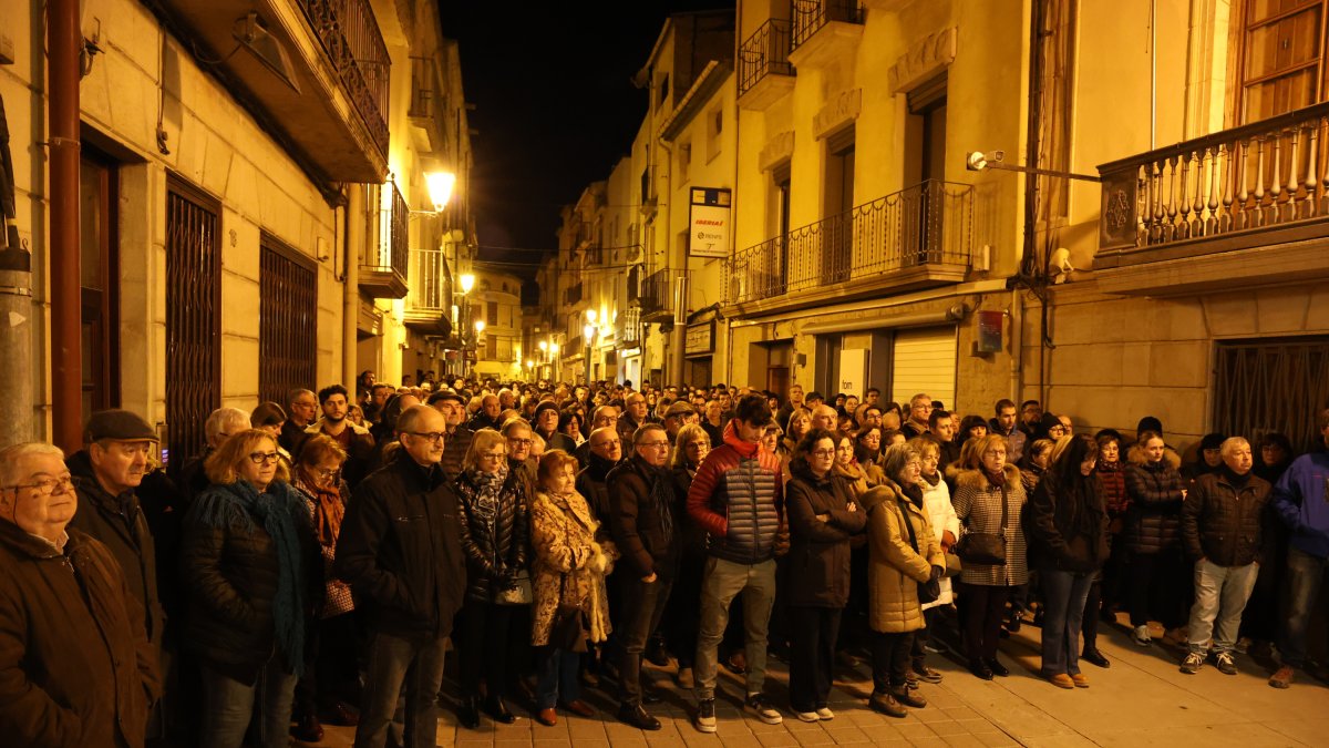 El minuto de silencio se celebró a las siete de la tarde frente al ayuntamiento de Les Borges Blanques. AMADO FORROLLA