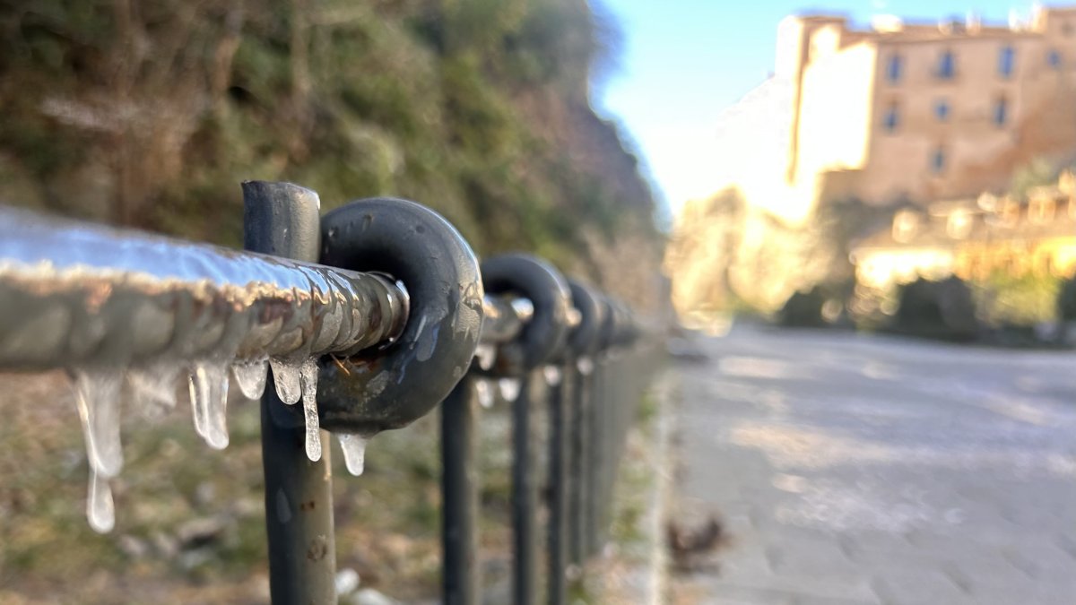 El frío de este lunes en la ciudad de Cuenca, con temperaturas de 4 grados bajo cero, ha hecho que se congele el agua de esta valla creando pequeños carámbanos. EFE/ Lorena Mayordomo