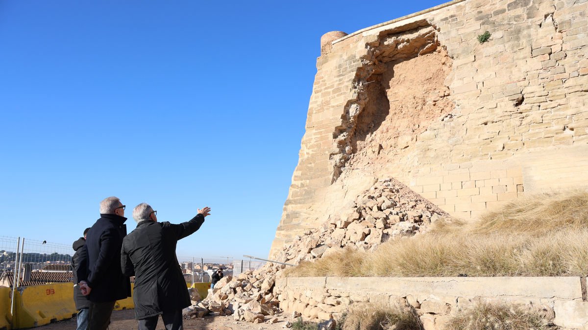 L’alcalde, Fèlix Larrosa, va visitar ahir els treballs per refer el tram caigut de la Llengua de Serp. - AMADO FORROLLA