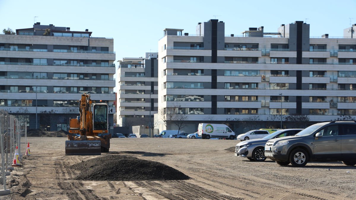 Els treballs de millora del pàrquing dissuasiu entre l’Atlètic Segre i el Frederic Godàs. - AMADO FORROLLA