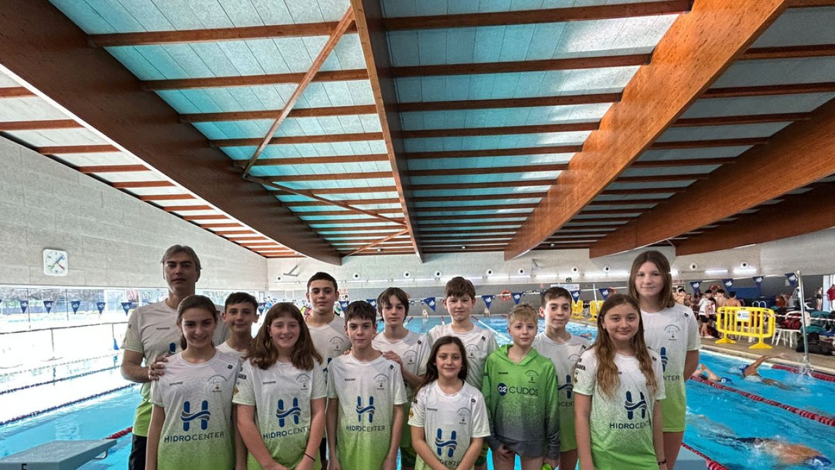 Els nadadors alevins del CEN Balaguer, amb els seus tècnics.