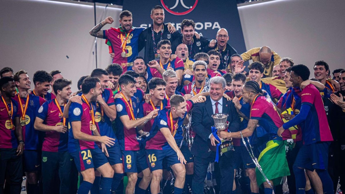 Laporta se unió a la celebración del equipo sobre el césped e incluso levantó el título con la plantilla. - FC BARCELONA
