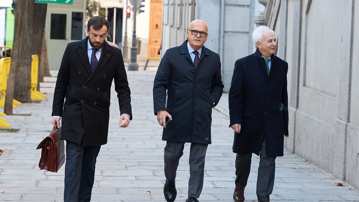 Baltar, en el centro, ayer dirigiéndose al juicio en su contra. - EUROPA PRESS