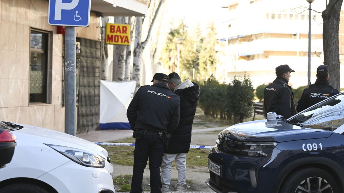 Agentes de policía recaban pruebas en el lugar del crimen. - EFE