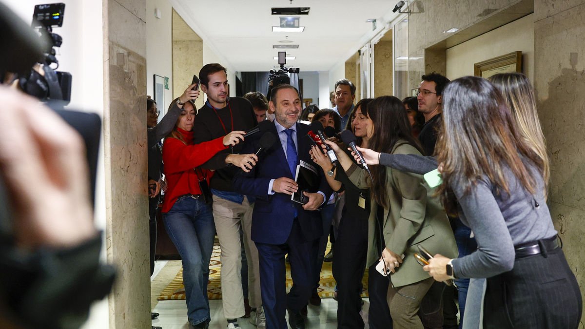 Ábalos rodeado de periodistas a su llegada ayer al Congreso. - EFE