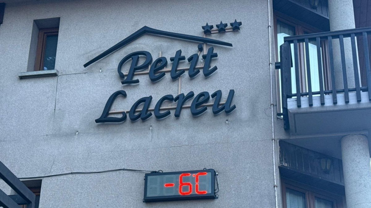 Un termòmetre a Salardú marcant sis graus sota zero. - MANU MOGA