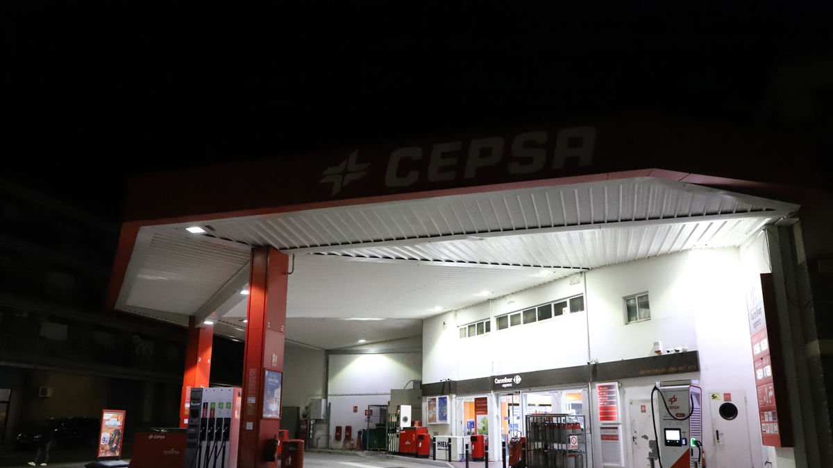 Imatge de la gasolinera de Corts Catalanes. - MAGDALENA ALTISENT