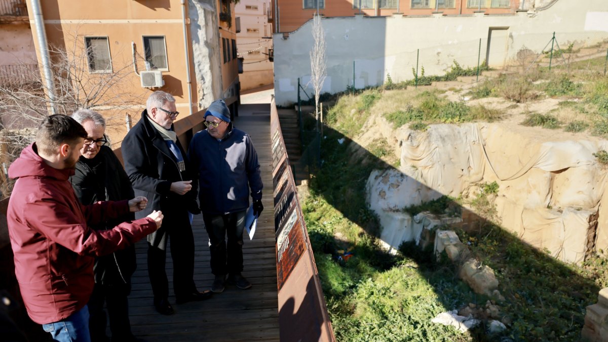 L'alcalde de Lleida, Fèlix Larrosa, durant una visita a la Cuirassa, l'antic barri jueu de Lleida.