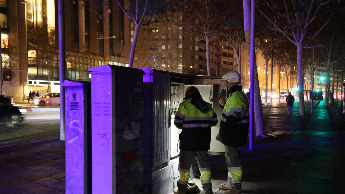Operaris treballant ahir en la reparació de l’avaria. - AMADO FORROLLA
