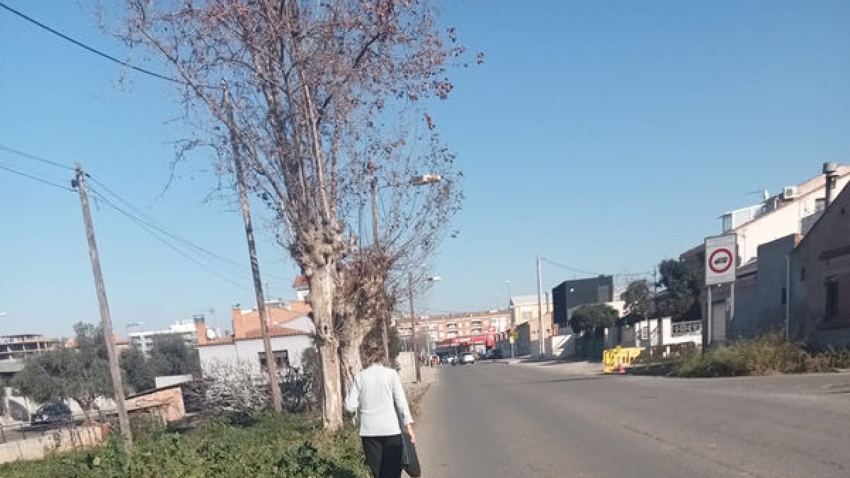 El tramo de la avenida de Flix sin aceras. - AAVV LA BORDETA