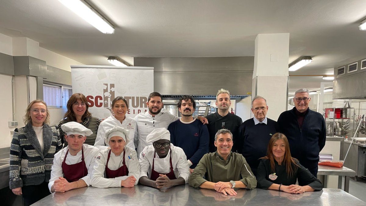 Alumnes i professors d’Eschotur Lleida van preparar ahir la primera tanda de menús. - R. GIMENA