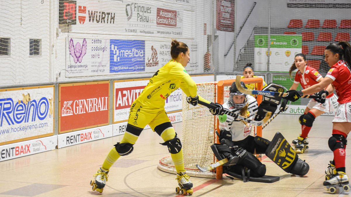 Victòria Porta intenta una rematada en una acció del duel d’ahir. - CLARA LIÁÑEZ