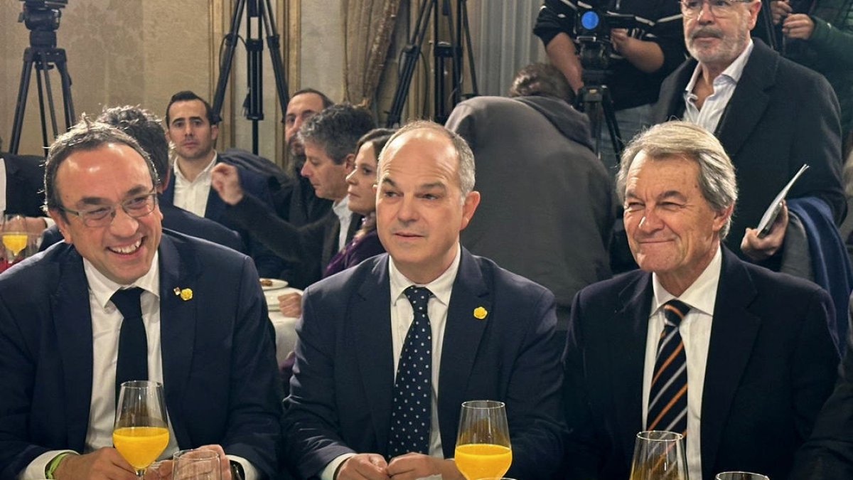 Josep Rull, Jordi Turull i l’expresident Artur Mas, ahir en un esmorzar informatiu a Barcelona. - EUROPA PRESS