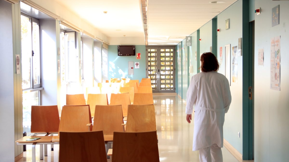 Una enfermera en una sala de espera de un centro sanitario.
