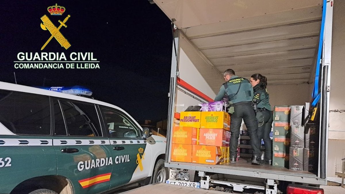 El camión con las bebidas alcohólicas que decomisó la guardia civil
