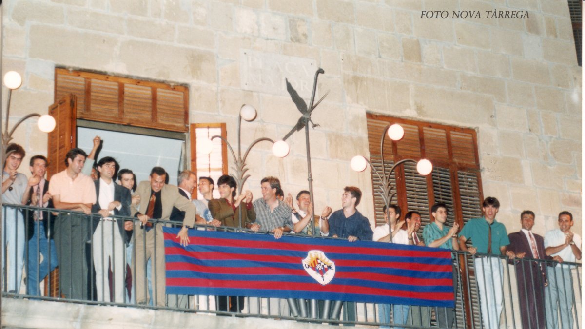 Els jugadors saludant des del balcó de l’ajuntament de Tàrrega a una entregada afició.