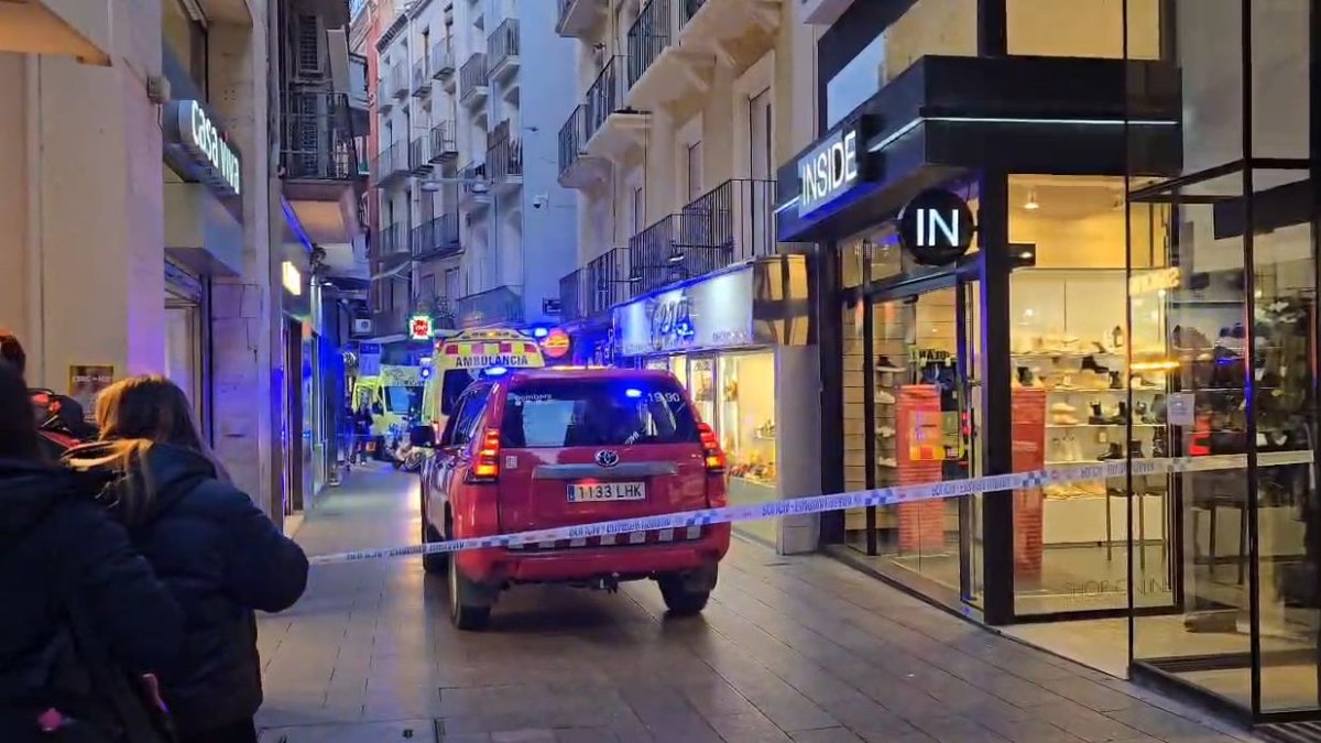 Expectació a l'Eix Comercial per un incendi en un habitatge / Jordi Echevarria