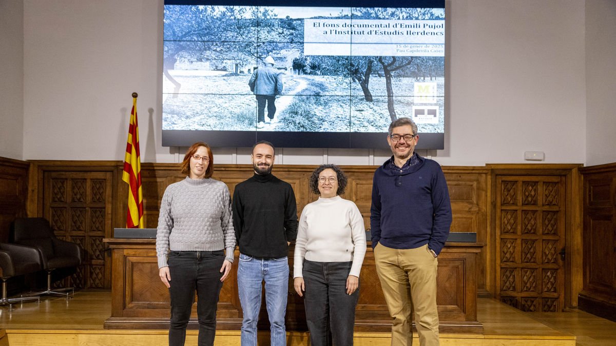 El músico e investigador Pau Capdevila, segundo por la izquierda, ayer en el Aula Magna del IEI. - JORDI ECHEVARRIA