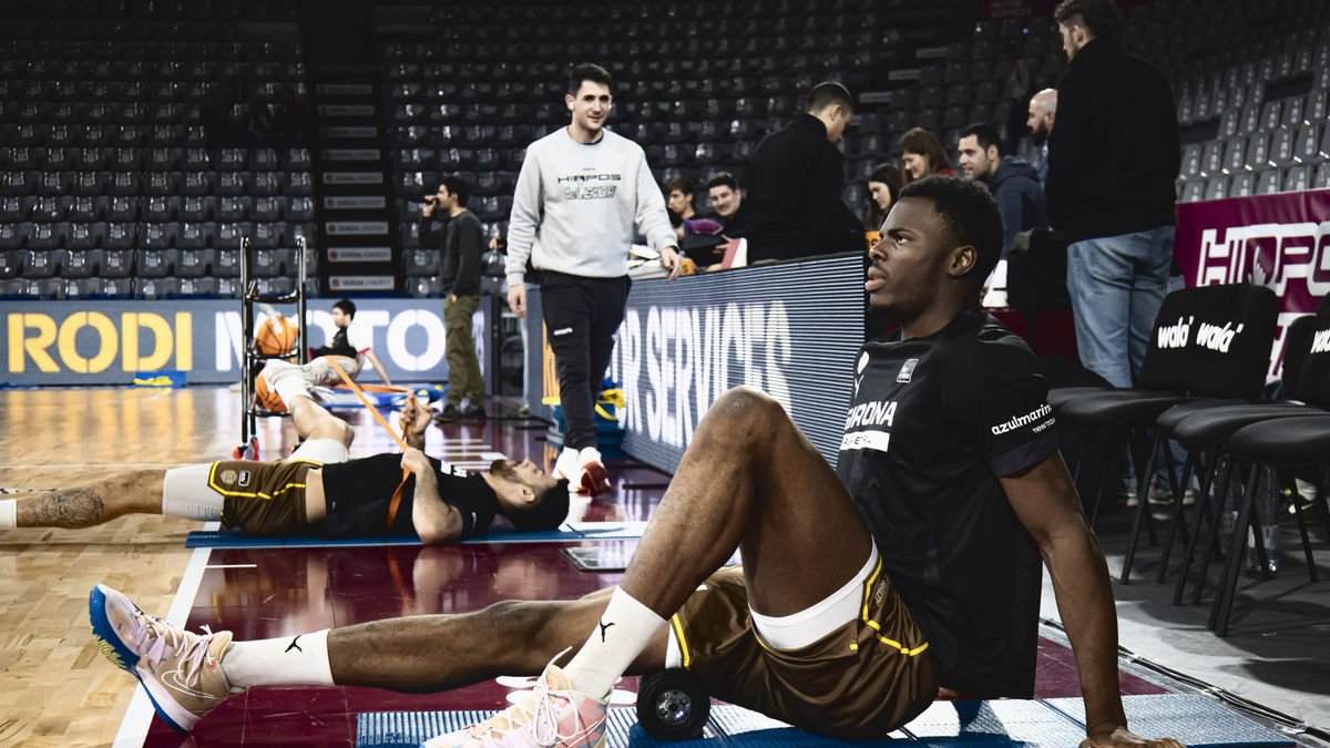 James Nnaji, escalfant abans del partit que va disputar amb el Girona al Barris Nord. - ACB MEDIA