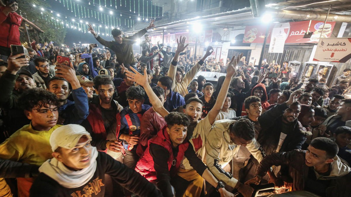 Palestinos salieron a la calle a celebrar el acuerdo de alto el fuego, que entrará en vigor el domingo. - OMAR ASHTAWY / ZUMA PRESS