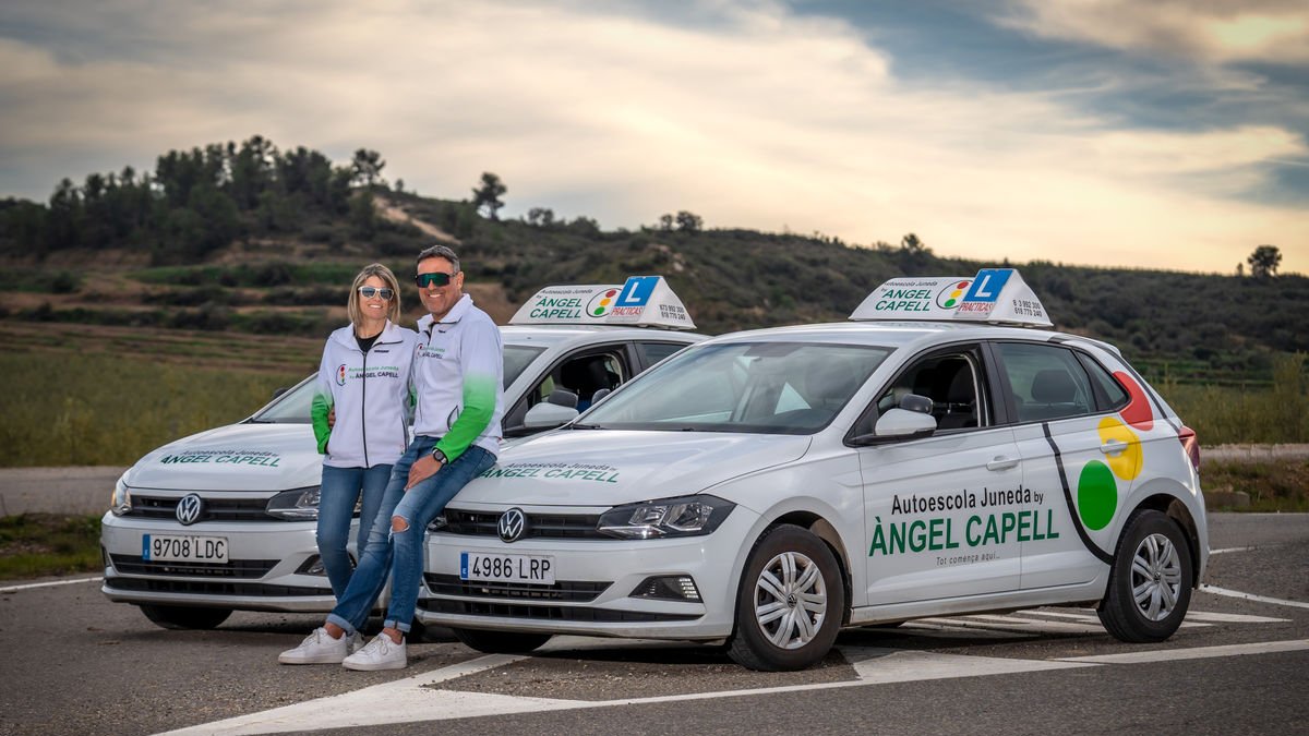 Los responsables de la autoescuela, Keren Quirós y Àngel Capell.