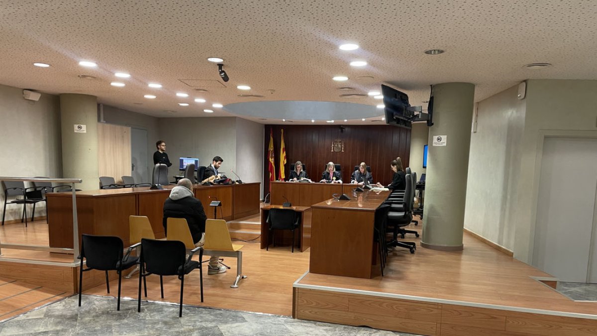 L’acusat, ahir al banc de l’Audiència. - A. GUERRERO