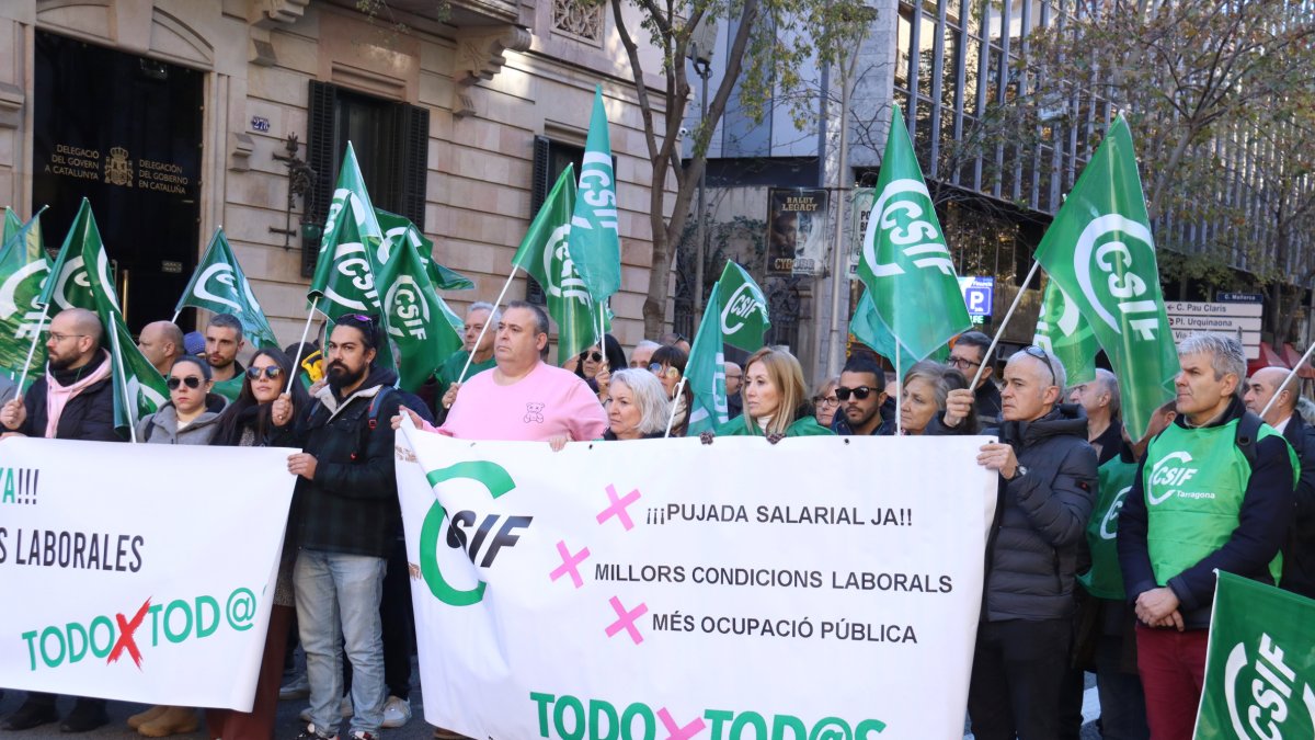 Una protestes de funcionaris per demanar millores salarials