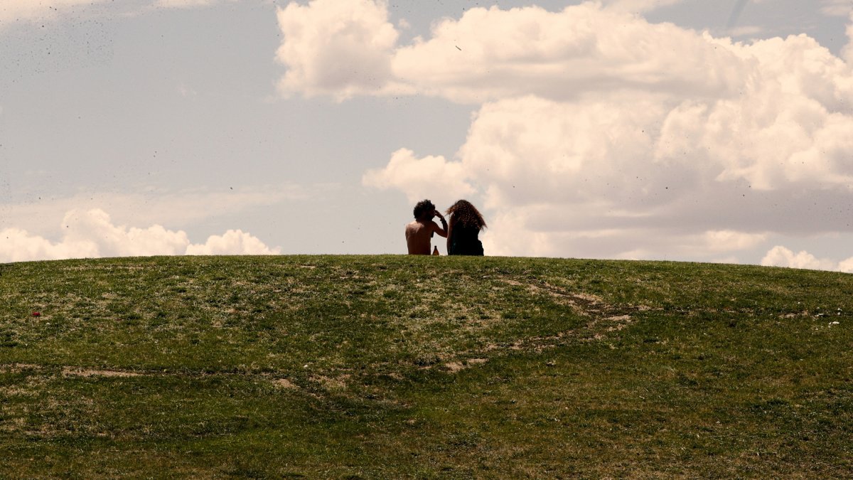 Una parella de joves en un parc.