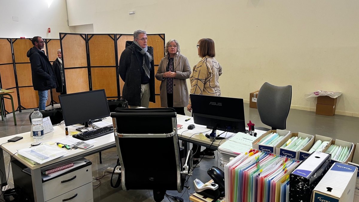 Visita del president de la Diputació de Lleida a les oficines provisionals de l'Ajuntament de Torregrossa.