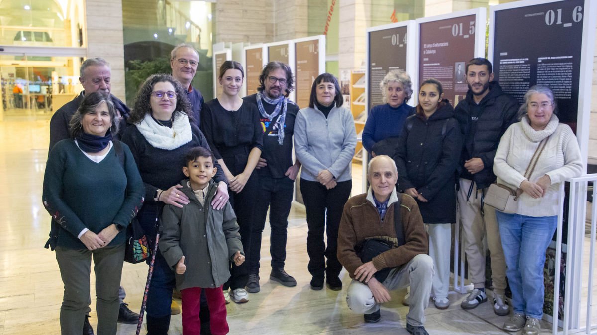 El grup de persones del col·lectiu que van visitar ahir l’exposició ‘On són?’ de la Biblioteca Pública. - GERARD HOYAS