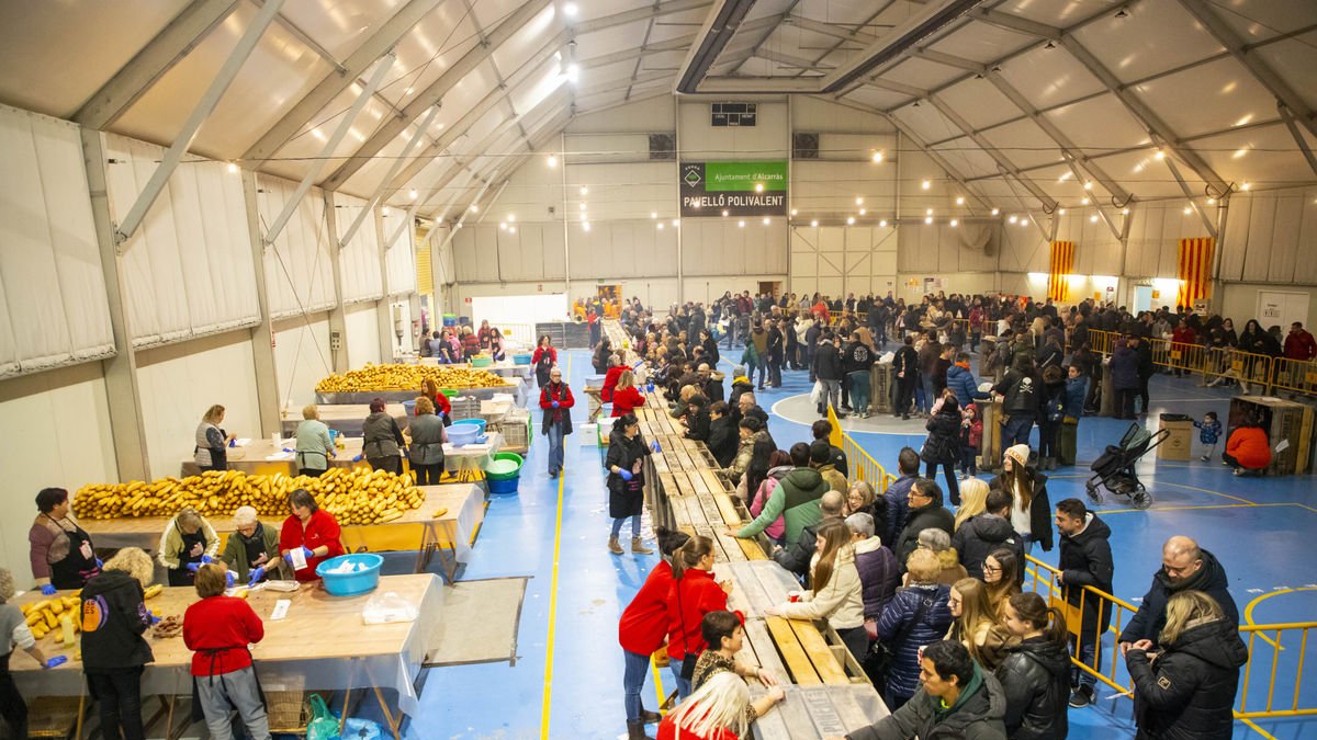 Desenes de persones van assistir ahir al poliesportiu d’Alcarràs per a la tradicional festa. - GERARD HOYAS