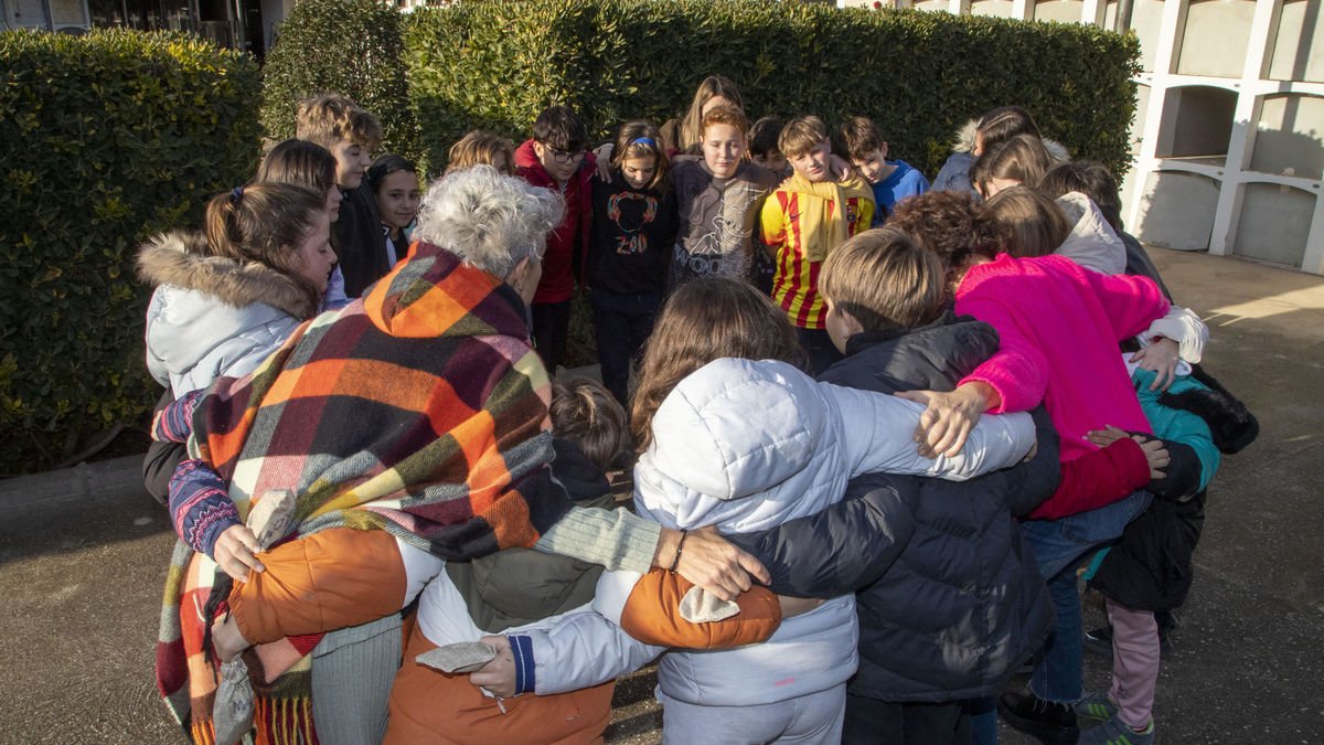 El taller acabó en el cementerio con un abrazo conjunto. - LAIA PEDRÓS