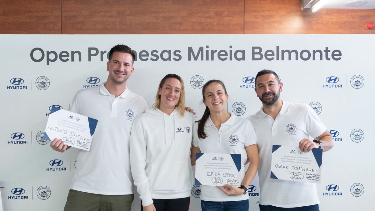 Erika Espejo, amb Mireia Belmonte i els altres tècnics de l’staff.