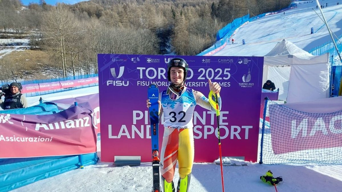 Tomàs Barata, del CEVA aranès, posa després d’aconseguir la medalla de bronze a la Universíada. - RFEDI