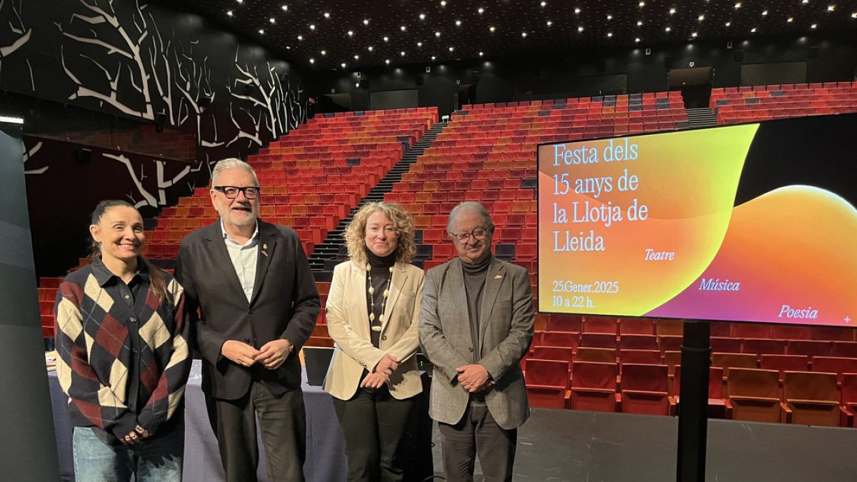 Sandra Macià, Fèlix Larrosa, Pilar Bosch y Paco Cerdà presentaron ayer el 15 aniversario de la Llotja. - PAERIA