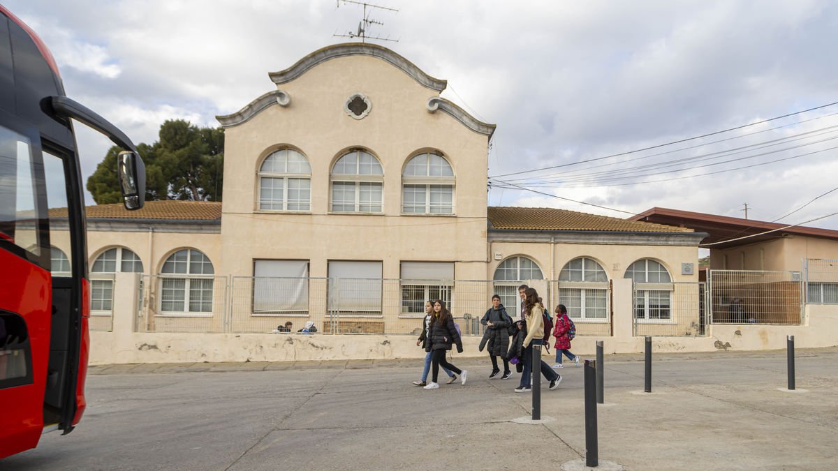 Alguns dels estudiants que ahir van anar a classe a l’institut de la Granadella. - JORDI ECHEVARRIA