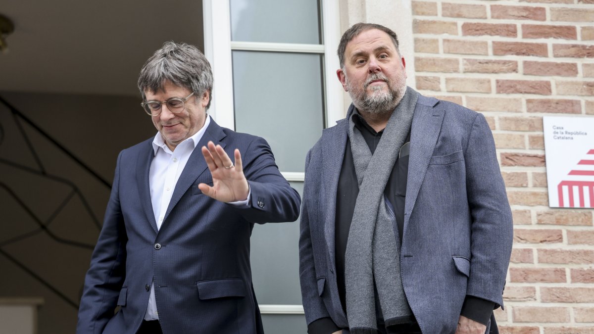 El presidente de Junts, Carles Puigdemont, y el de ERC, Oriol Junqueras, este jueves en Waterloo, reunidos por primera vez desde que ambos recuperaron los cargos al frente de sus respectivos partidos.