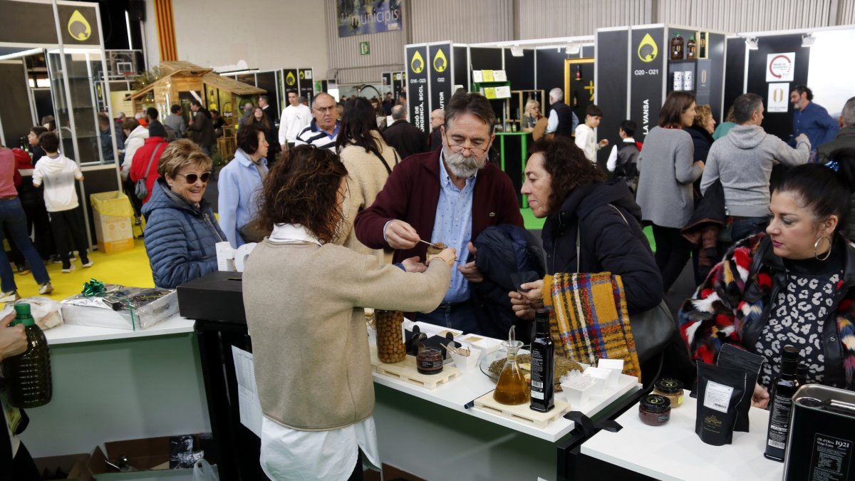 Visitantes prueban el aceite en un estand de la 28.ª Fira de l'Oli de Les Borges Blanques.