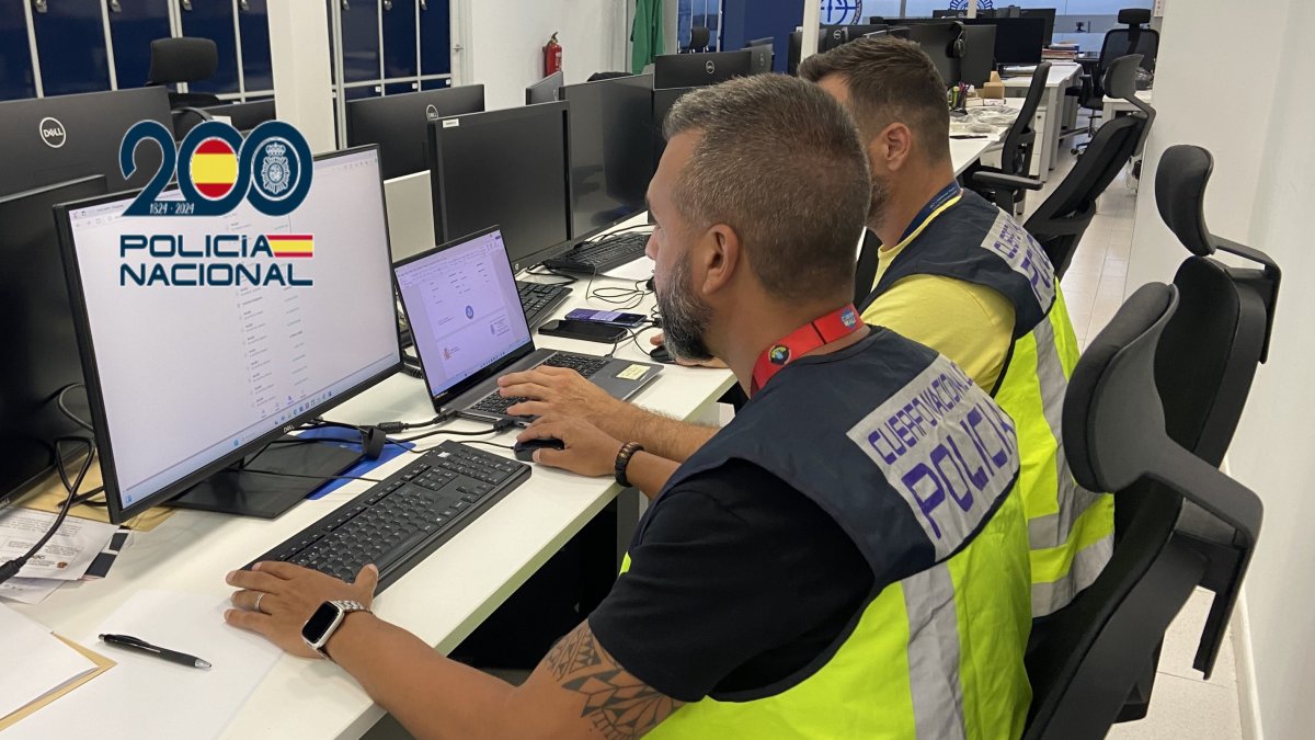 Dos agents de la Policia Nacional.
