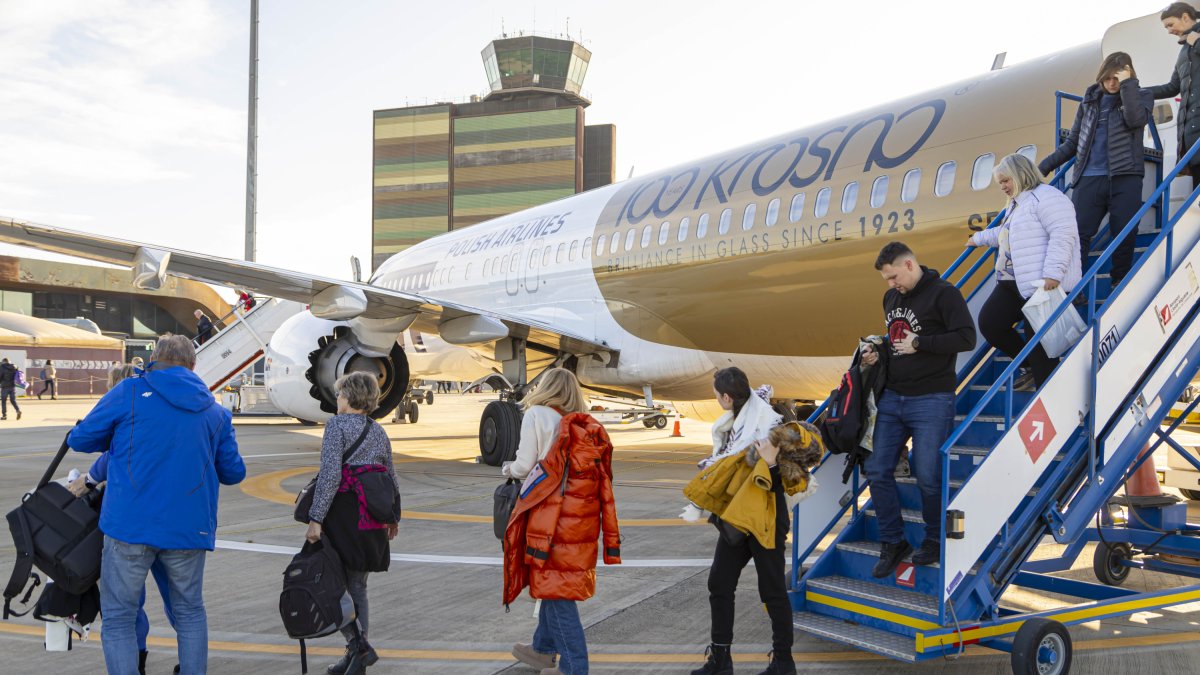Esquiadors polonesos aterren a l'aeroport de Lleida-Alguaire.