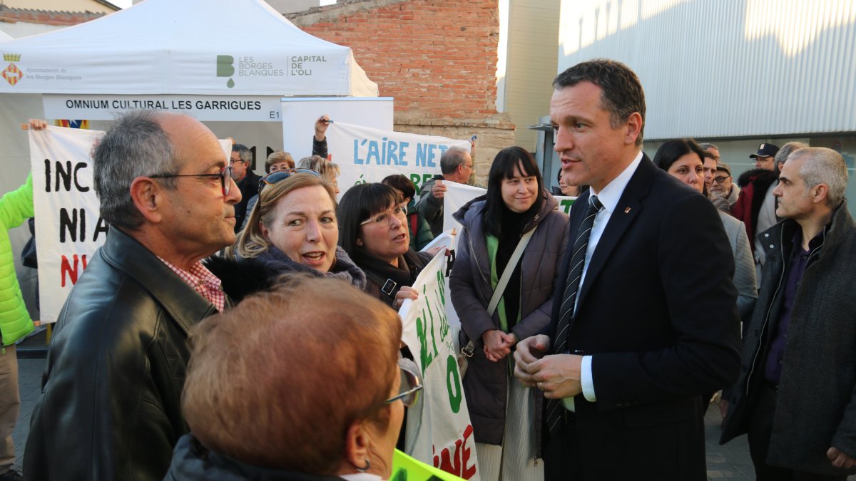 Opositors al projecte de Nova Tracjusa parlant amb el conseller d'Agricultura, Òscar Ordeig, a la Fira de l'Oli d'Oliva Verge Extra de Catalunya a les Borges Blanques