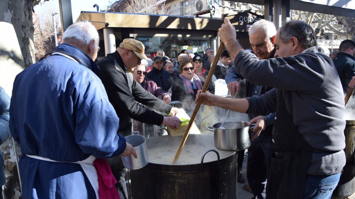 Les olles van tornar a ocupar ahir el passeig Joan Brudieu de la Seu d’Urgell. - C. SANS