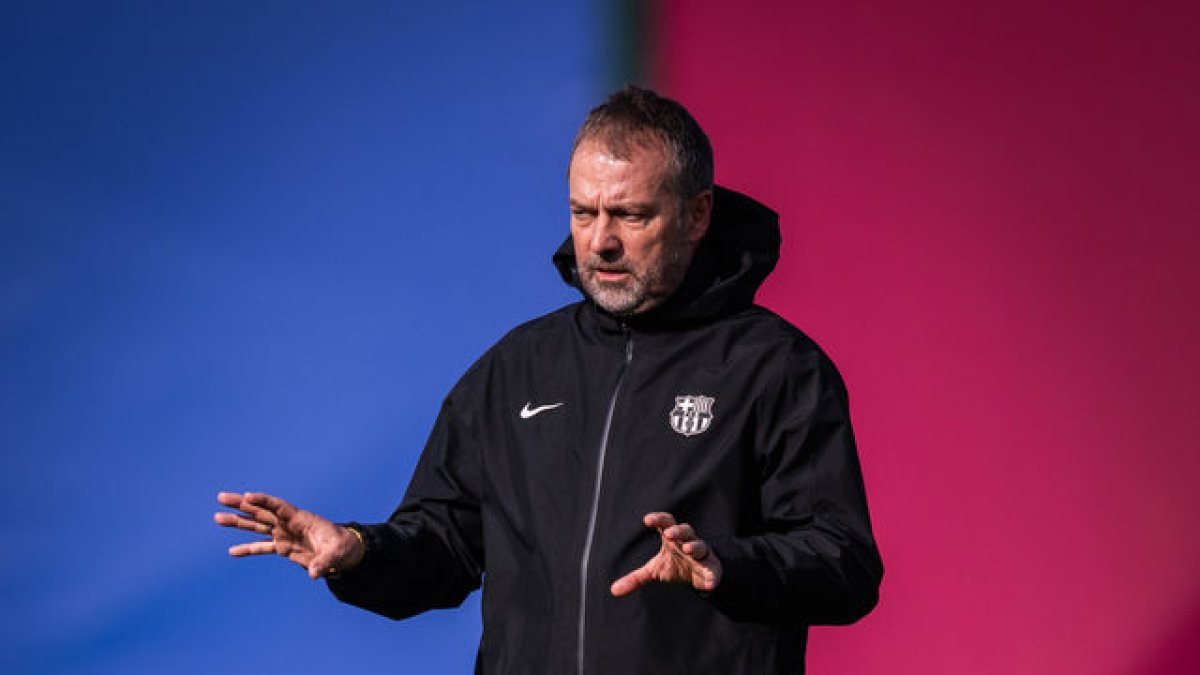 Hansi Flick dona indicacions en l’entrenament d’ahir. - FC BARCELONA