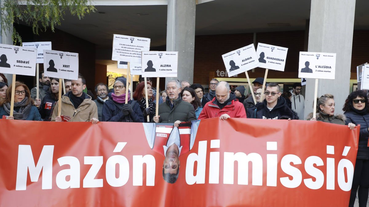 Un grup de persones a les portes de la Universitat d’Alacant reclamant la dimissió de Mazón. - EUROPA PRESS