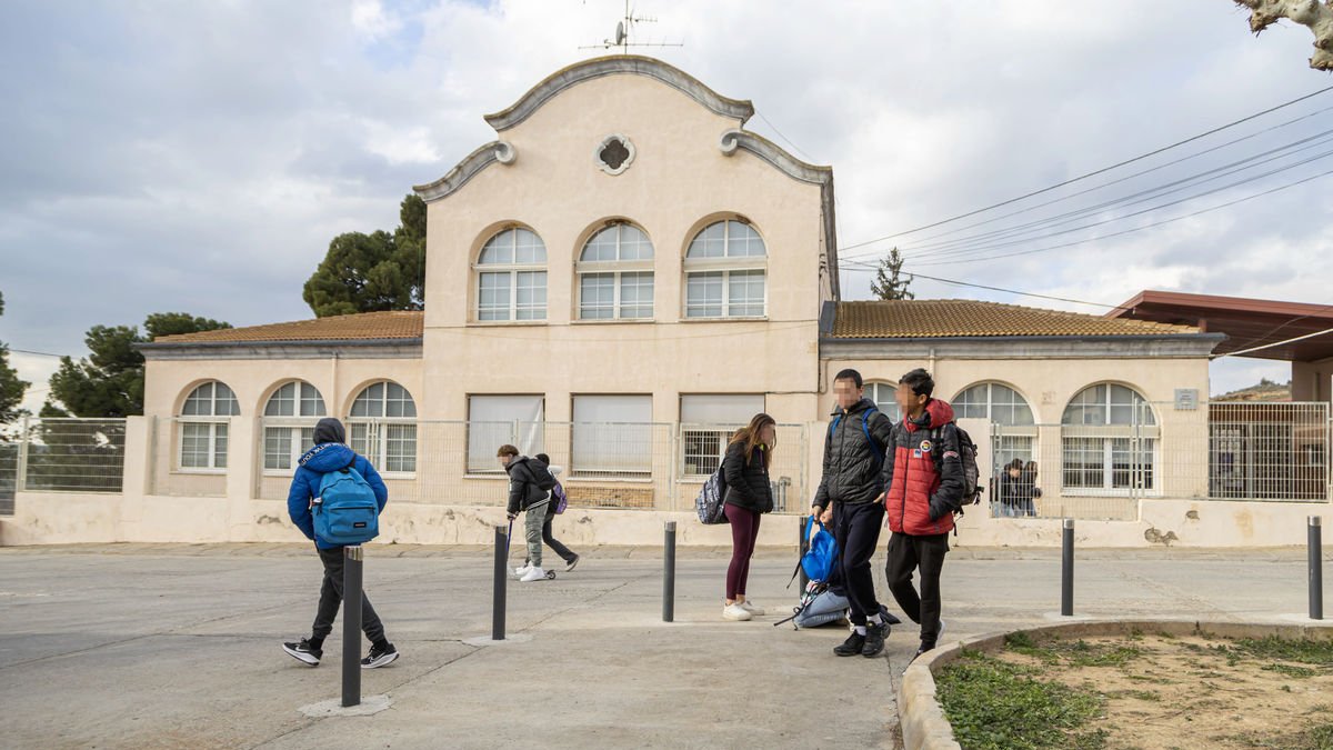 Alguns alumnes de l’institut sortint dijous del centre. - JORDI ECHEVARRÍA