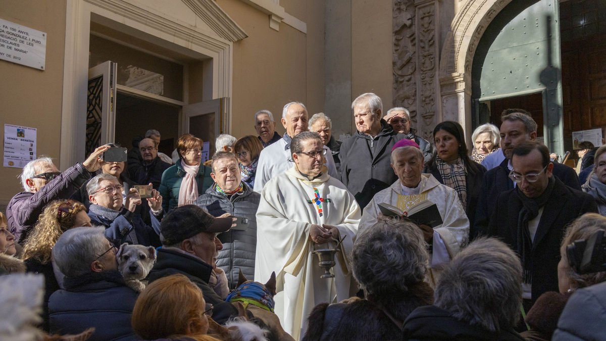 El bisbe de Lleida va beneir ahir els animals a la sortida de l’església de la Sang. - ROGER BARRAGÁN
