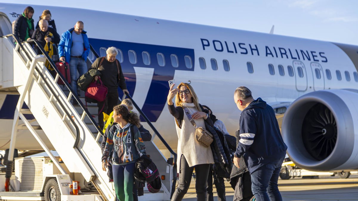 Una de las pasajeras haciéndose un ‘selfie’ a la llegada a las instalaciones leridanas. - JORDI ECHEVARRIA