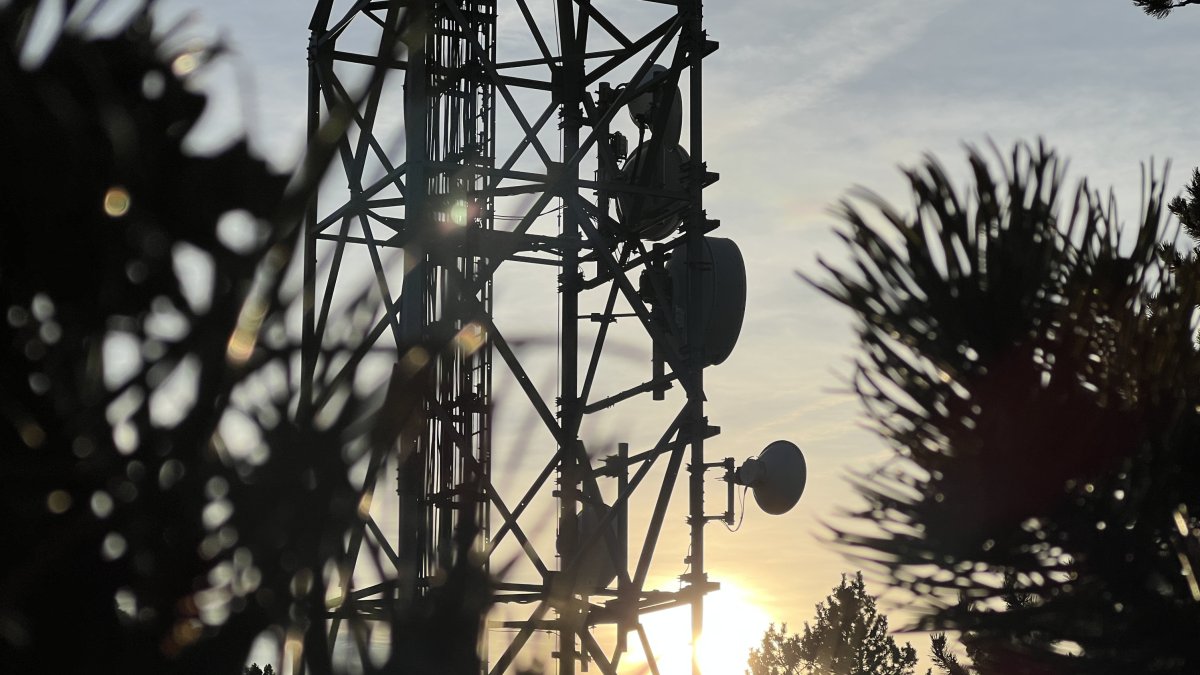 Una part de les antenes de la torre de telecomunicacions de Tuixent amb el sol a punt de pondre's