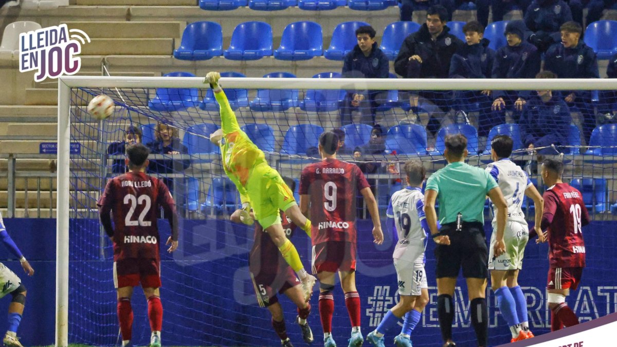 Una acció del partit del Lleida aquest dissabte.